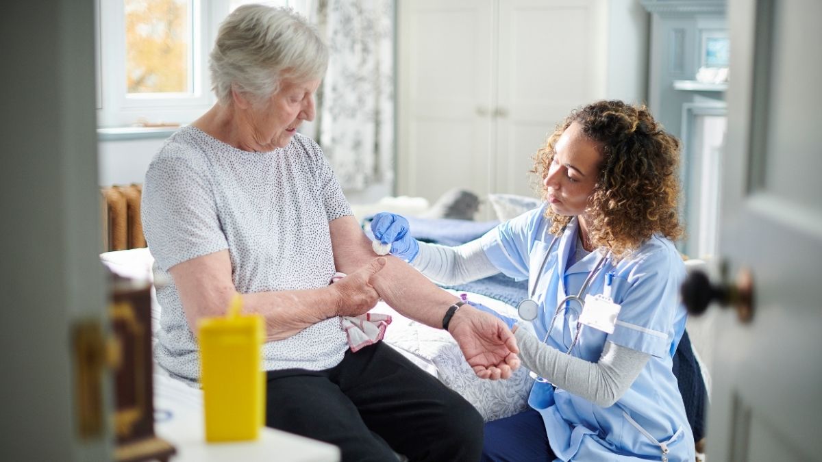 How much does urgent care cost without insurance nurse providing medical care to elderly patient at home.