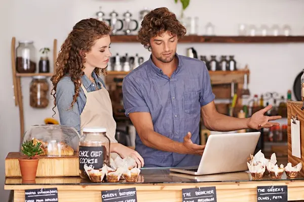 A couple looking into Alliant Health Plans on a computer.